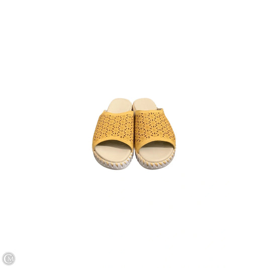 Sandals Flats By Clothes Mentor In Yellow