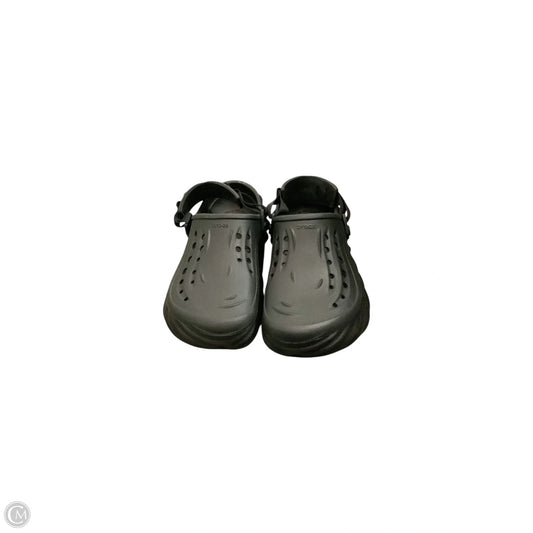 Shoes Flats By Crocs In Black, Size: 10