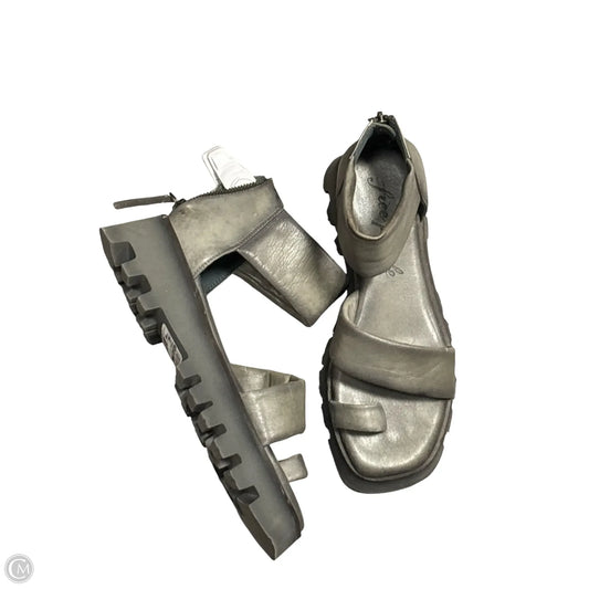 Sandals Flats By Free People In Grey, Size: 6.5